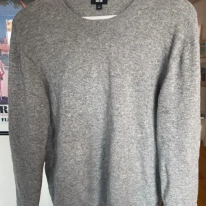 Kashmir Tröja från Uniqlo - Väldigt fin tröja i 100% Kashmir från Uniqlo. Den är i perfekt skickt och är knappast använd. Nypris är cirka 1500.✅