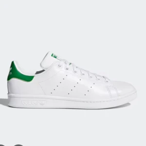 Adidas stan smith - Säljer ett par stan smiths med grön kant i bra kvalitet!! Öppen för frågor eller prisförslag💕