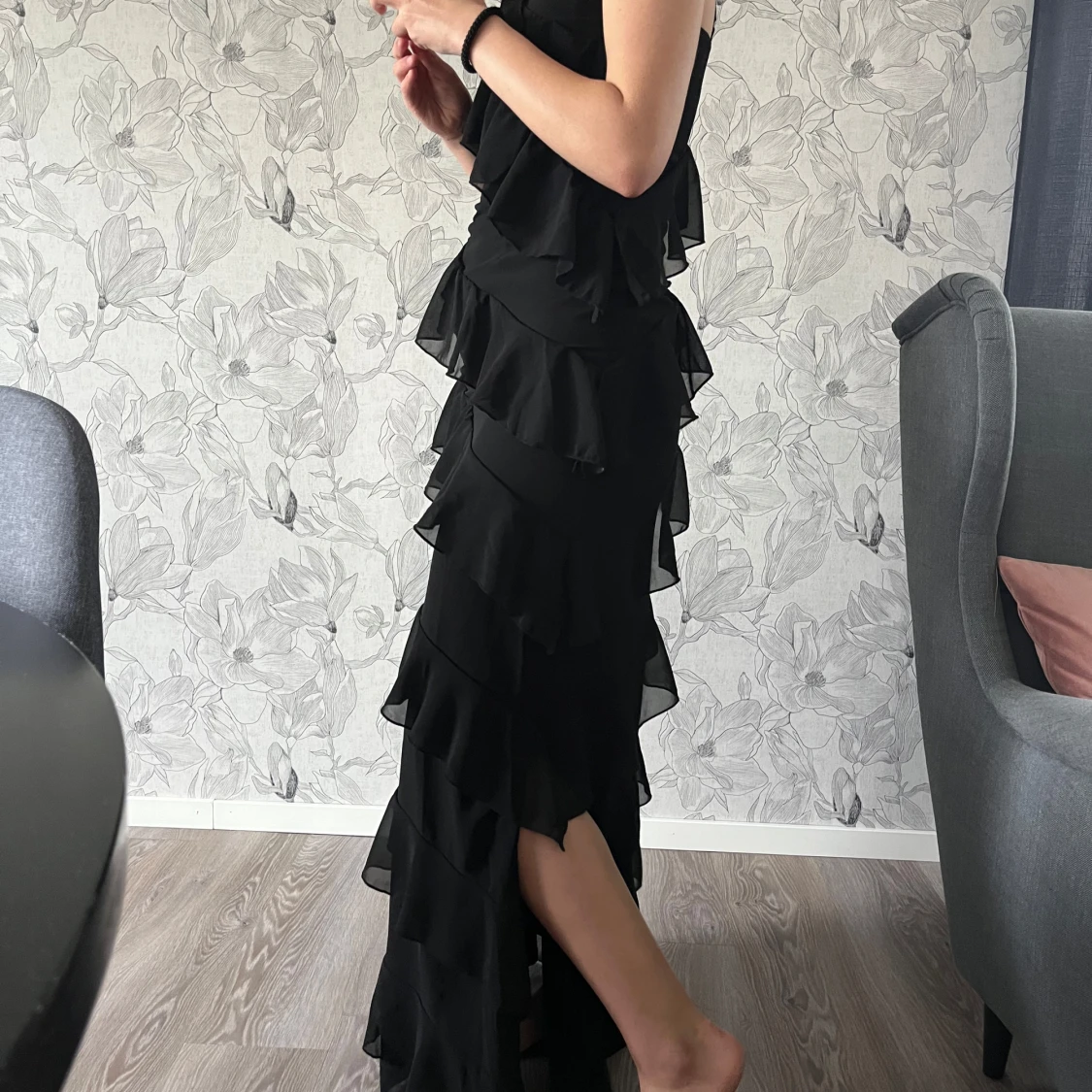 Svart långklänning med volanger - 2