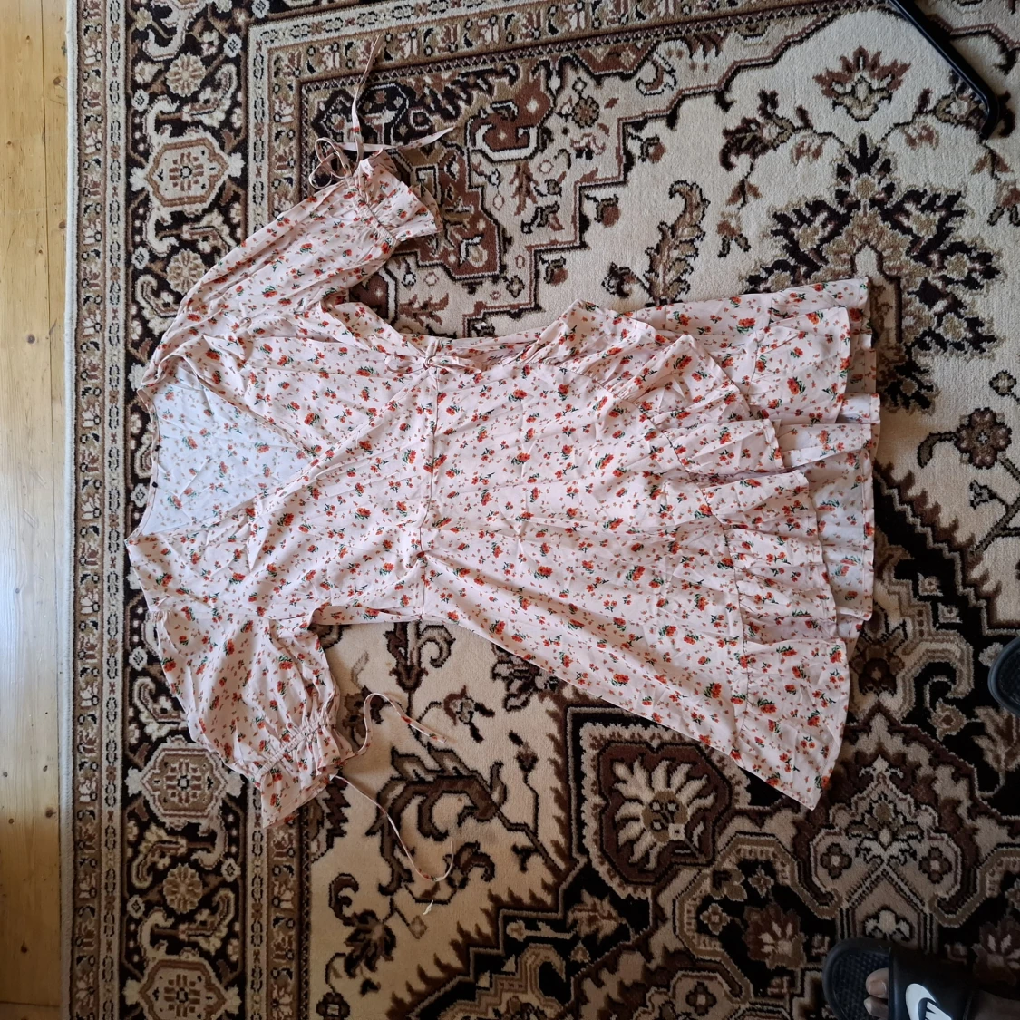 Blommig omlottklänning med volang - 1