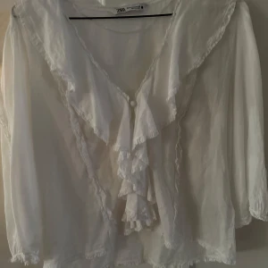 Zara blus  - En jättefin blus från Zara jag köpte i Italien men som tyvärr inte kommer till användning ❤️de är en storlek M men jag använder oftast Xs- S och passar mig perfekt, bara att skriva för fler bilder🥰