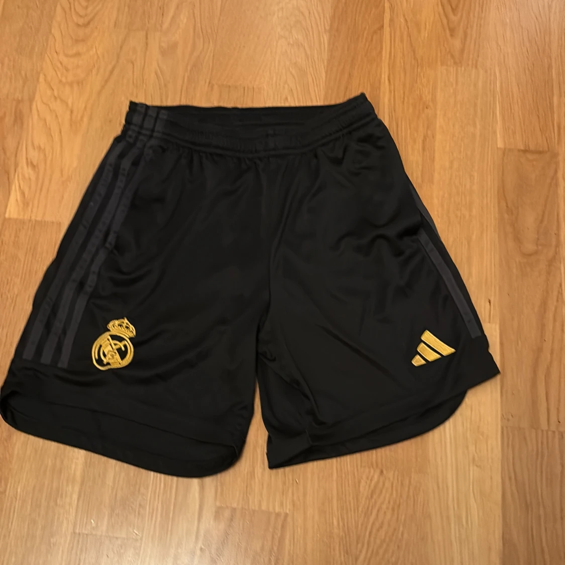 Real Madrid svart guld fotbolls set med tröja shorts och strumpor 152  - 1