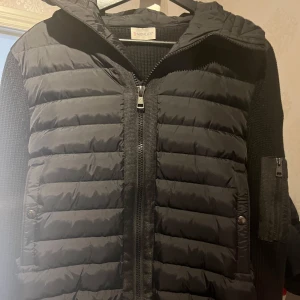Svart Moncler cardigan  - En snygg moncler cardigan skick 9/10 och strl M 