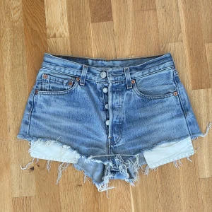 Levi's blå jeansshorts med fransar - Snygga blå jeansshorts från Levi's med hög midja och råa fransade kanter. 