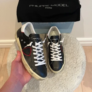 Philippe model skor  - Philippe model (Helt nya) | Skick: 10/10 | EU 40 | box medföljer och dustbag | Fraktar via postnord eller instabox på köparens bekostnad | Hör av dig vid minsta fråga eller fundering // RDL
