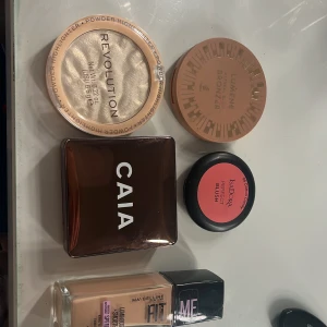 Sminkpaket med CAIA, Lumene, Maybelline - Säljer ett sminkpaket med CAIA bronzer i brun metallic dosa, Lumene Natural Glow bronzer i beige, Revolution highlighter i champagnefärg, IsaDora Perfect Blush i rosa nyans Cotton Candy och Maybelline Fit Me foundation i ljus beige. Perfekt för en fräsch bas och glow. Allt är använt men mycket kvar! Skriv privat för mer info🌸