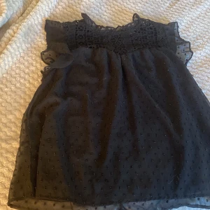 Svart blus med spets och volang - Supersöt svart blus med transparenta volangärmar och broderad spets upptill. I storlek xs , skriv om fler bilder önskas 💗