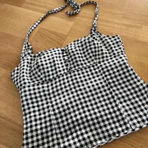 Halterneck topp  - Supersnygg rutig korsettopp från H&M 🖤