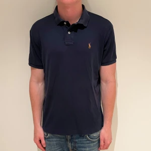 Ralph lauren pike - Ralph lauren piké | Skick: 9,5/10 | L | Fraktar via postnord eller instabox på köparens bekostnad | Hör av dig vid minsta fråga eller fundering! 