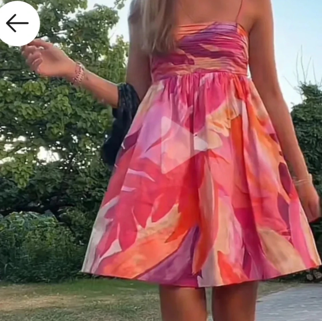 Färgglad kort sommarklänning