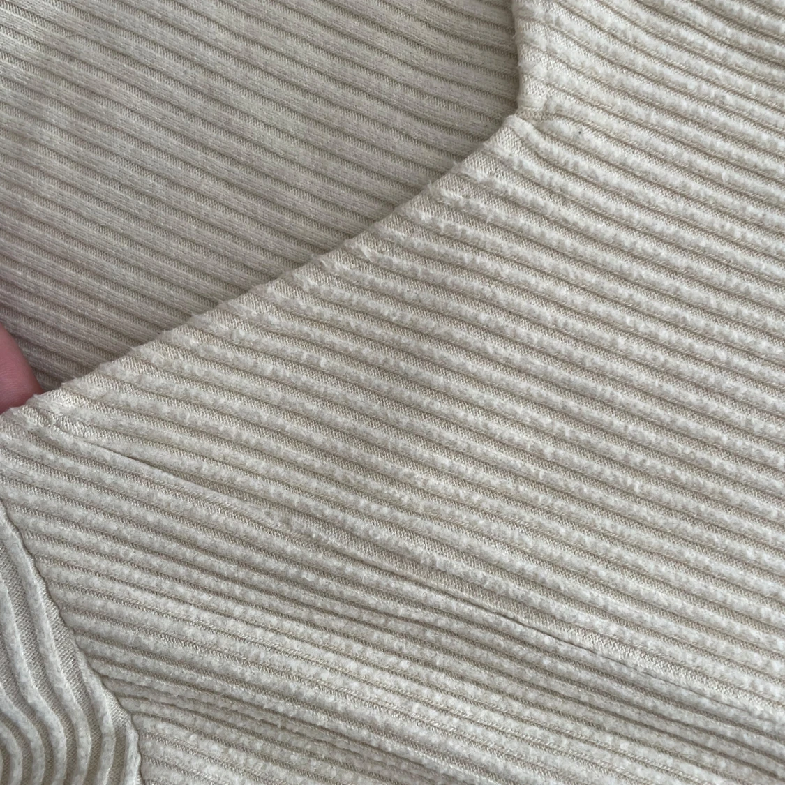 Ljusgul ribbad tröja från Gina Tricot - 4