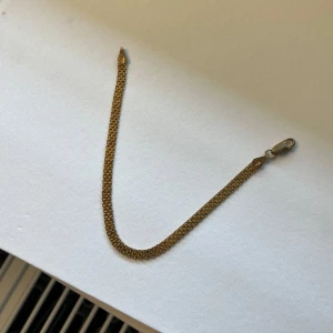 Armband i förgyllt guld 19 cm - Stilrent armband  med nätliknande, sammanflätad design. Stämpel 925. Längd 19 cm och smidig karbinhake. Köpt på Albrekts guld!  