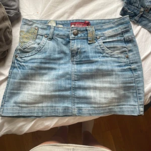 Lågmidjad jeanskjol - Supersnygg jeanskjol, kedjan är sönder men går nog säkert att fixa. 39cm midjemått 30 cm längd ❤️