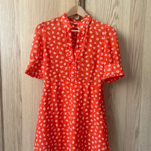 Rödblommig klänning från Zara, storlek S - Klänning från Zara med små blommor och volanger. 