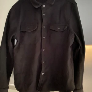Overshirt - Fet overshirt, strl M, svart, passar bra till sommaren. Pris kan diskuteras 