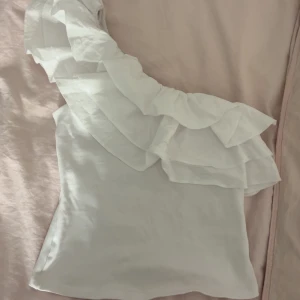 On shoulder topp - Jätte gullig one shoulder topp❣️🥹från Zara 