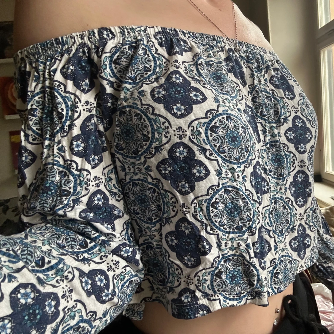 Offshoulder croppad blus med blått mönster - 1