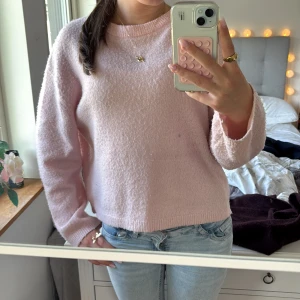 Ljusrosa stickad tröja  - Supermysig ljusrosa stickad tröja från Lager 157 med rund halsringning och långärmad modell. Tröjan har en enkel och clean look som är lätt att matcha med jeans eller kjol. Använd gärna köp nu💕