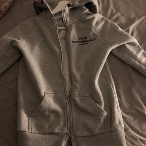 Grå hoodie Peak Performance XS - Säljer en grå hoodie från Peak Performance i storlek XS. Använt 3ggr. Varan har ingen tecken på användning.Pris går att diskutera. 
