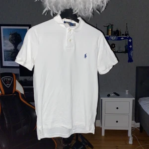 Vit ralph lauren piké - Klassisk vit pikétröja från Polo Ralph Lauren, perfekt till somaren. Nypris: Ca 1200kr. Tveka inte på att höra av dig vid funderingar.
