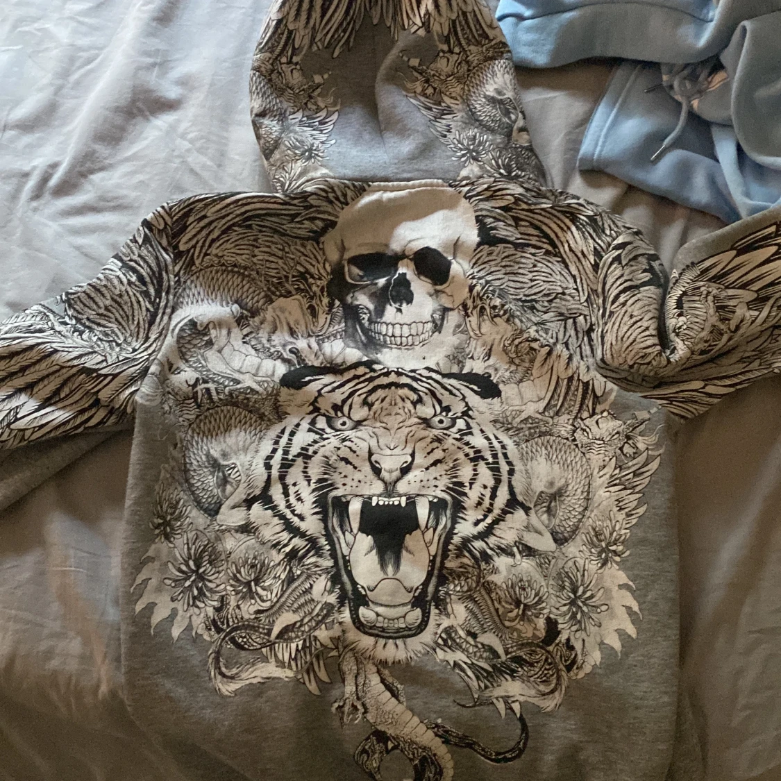 Grå hoodie med tiger och dödskalle - 1