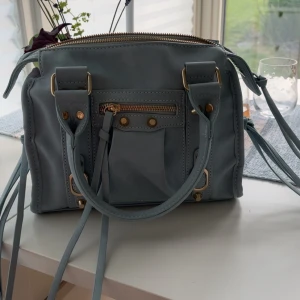 Citybag liknande väska - Snygg ljusblå city bag liknande. Köpt från Italien. Endast använd 1 gång så som ny. Den har många smarta fack och är väldigt rymlig som en handväska, skriv för fler frågor💓 22cm x 20cm x 10cm