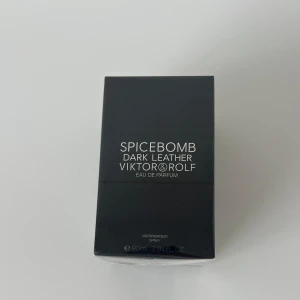 Spicebomb Dark Leather EdP 90ml - Spicebomb Dark Leather från Viktor & Rolf är en Eau de Parfum i en stilren svart förpackning. Doften är kryddig och läderinspirerad, perfekt för dig som gillar intensiva och maskulina parfymer. 90 ml. Helt ny. Köpte för 1150 kr från Parfym.se (kvitto finns) 