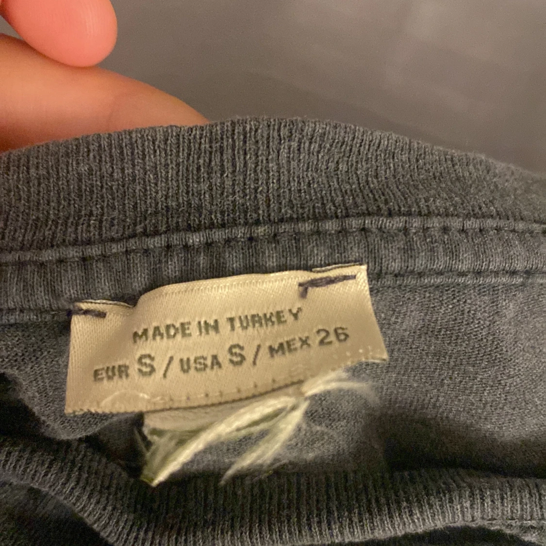 Grå t-shirt med Cleopatra-tryck från Pull&Bear - 1