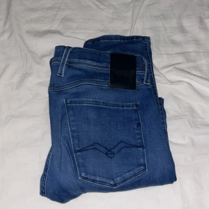 Replay Anbass Slim fit jeans  33/32  - Säljer dessa unika Replay Anbass jeans, defekt på Replay märket vid fickan (Se bild 4)
