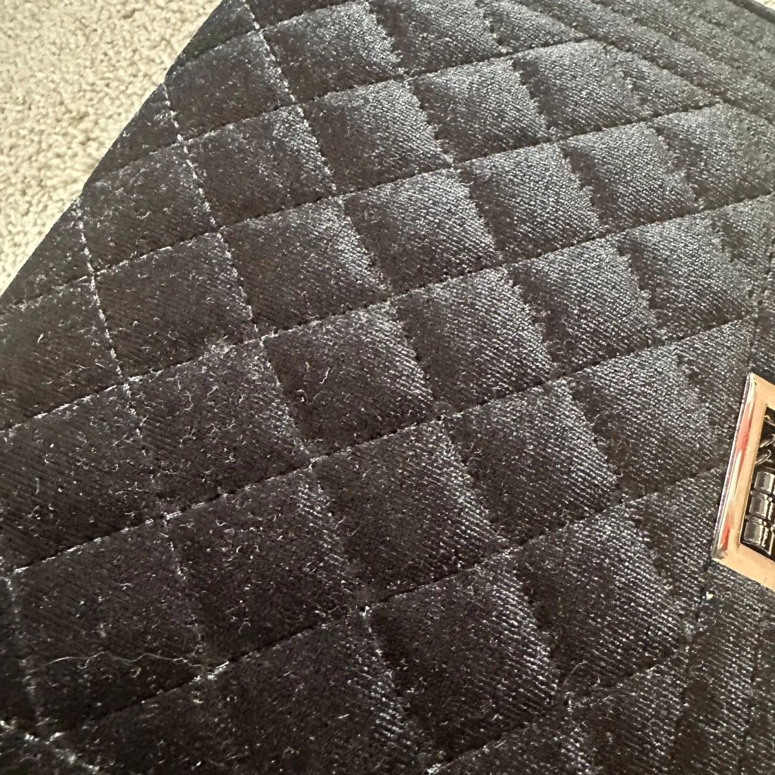 Svart quiltad axelväska i sammet - 1