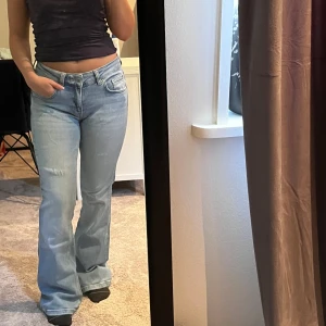 Ljusblå bootcut jeans - Snygga ljusblå jeans med bootcut passform. Jeansen har låg midja. Lite långa i benen på mig som är 150 men funkar bra med skor. Strl xs men passar bättre som S. Hör av dig privat om du har några frågor 💕🌸