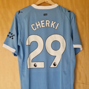 Rayan Cherki fotbollströja Manchester City 25-26 - Rayan Cherki Manchester City repIika fotbollströja 25-26. Helt ny med tag. Storlek: Medium