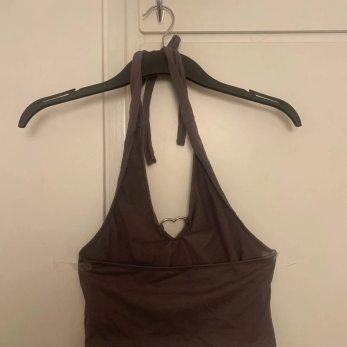 Grå halterneck topp med hjärtdetalj - 1