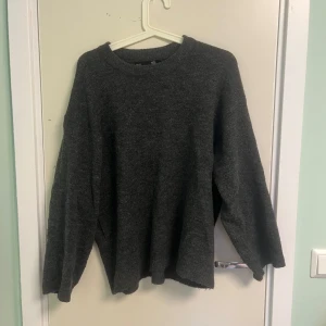 Stickad tröja  - Fin 