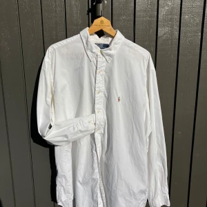 Ralph Lauren skjorta  - Stilrene vit skjorta från Ralph Lauren! Har haft den i ca tre månader då jag endast har använt den vid 5  tillfällen. Inga defekter. Det är bara att skriva vid minsta fundering.🤗 Priset är inte hugget i sten. 