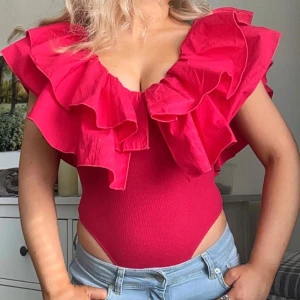 Zara body - Snyggaste Zara bodyn!!💘🩷💞 mörkrosa, ena knappen fungerar ej men det har ingen betydelse för användningen. Köpt här på plick. (Inte min bild)