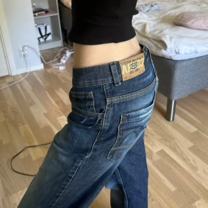 Crocker Jeans  - Sjukt snygga lågmidjade jeans från Crocker, köpta secondhand ︎︎🤍barnstorlek 160 men passar xs / s. Passar mig som är 158 i längd 🤍flitigt använda vid köp men fortsatt snygga. Skriv för mått! 