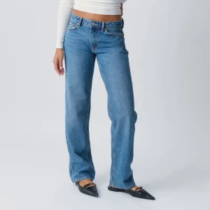 Straight jeans - Jeans med låg midja från Gina Tricot. Jeansen är blåa och har rak passform i denim utan stretch. De har dragkedjegylf och fickor fram och bak. Säljer på grund av att de inte kommer till användning💘