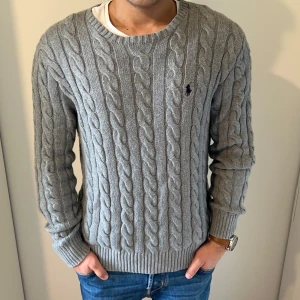 Kabelstickad Ralph Lauren Tröja - Kabelstickad Ralph Lauren tröja i toppskick! // Storlek: Small, jag på bild är 177cm