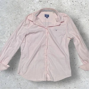 Rosa Gant skjorta - Säljer denna Rosa skjortan från Gant i storlek 42. Skjortan är i mycket bra skick utan några defekter. Skriv till mig vid frågor, pris kan diskuteras 🤝