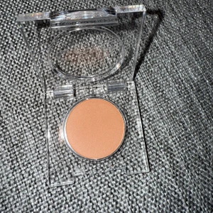🤎Ögonskugga Caia🤎 - En helt ny ögonskugga från Caia i färgen Tan🤎  Verkar inte finnas att köpa så var säkert Limited Edition. Nypris: 175kr