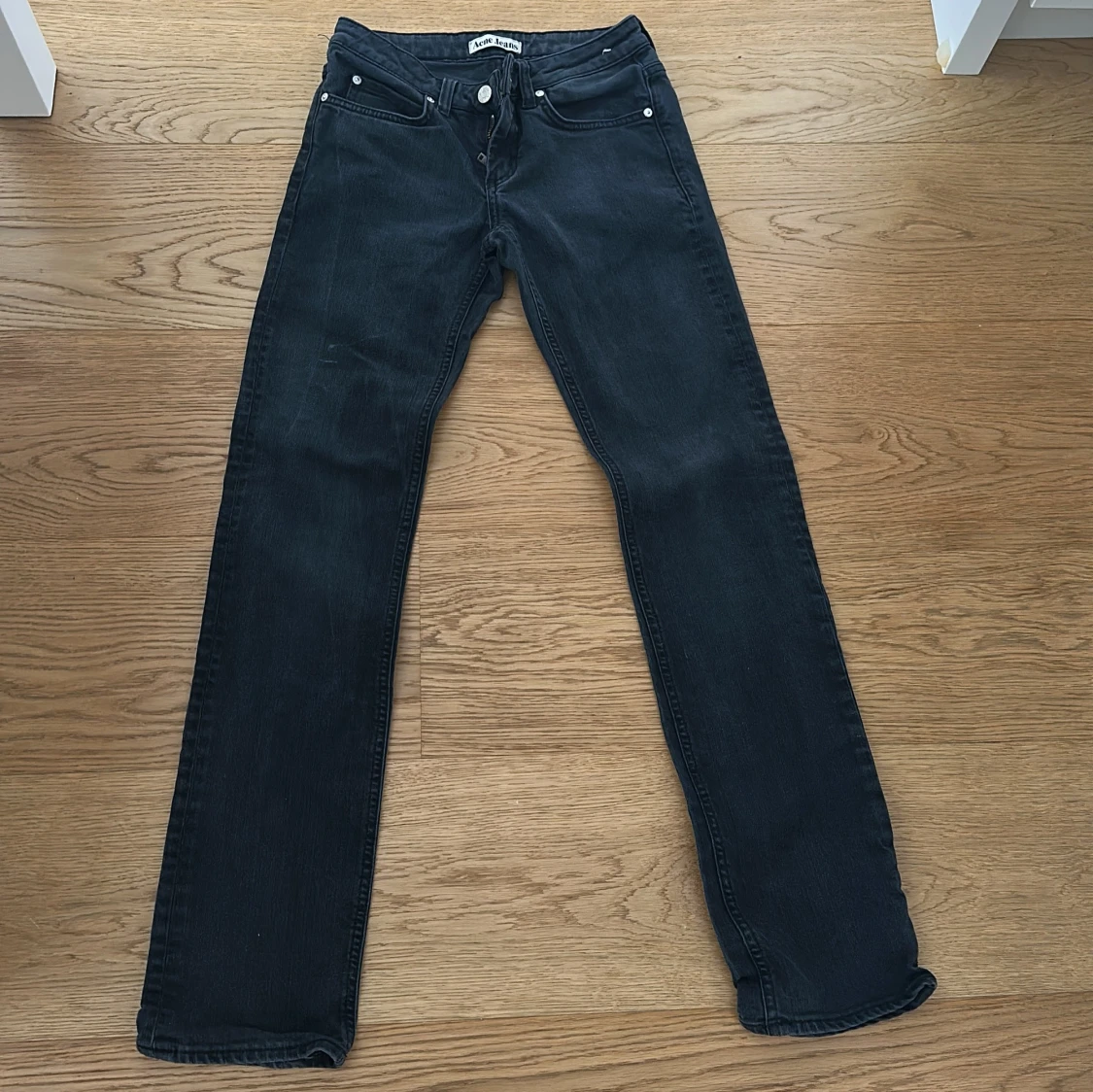 Svarta raka jeans från Acne Jeans