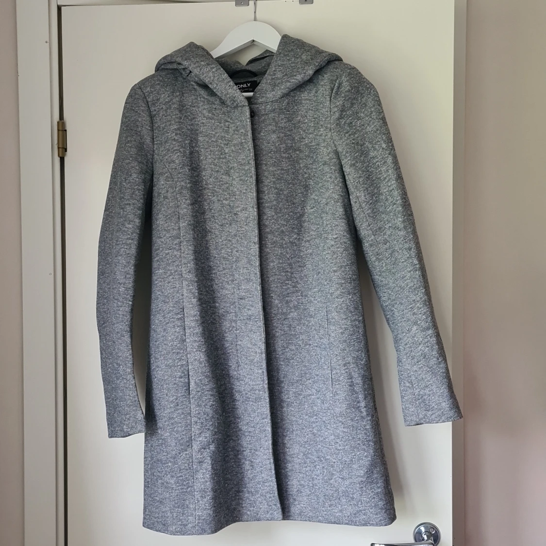 Grå kappa med huva från ONLY
