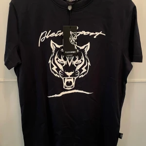 Plein sport T-shirt - Säljer en helt ny plein sport T-shirt som tyvär inte passade. Helt ny som sagt med prislapp kvar. Nypris är 1300. Strl S. Skick 10/10