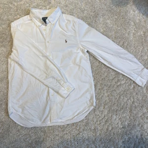Ralph Lauren skjorta - Tja, säljer denna raffe skjorta i fina skick men behövs bara strykas eftersom den nyss varit i tvättmaskinen. Om ni har några andra frågor är det bara att skriva till mig, jag svarar snabbt 👔