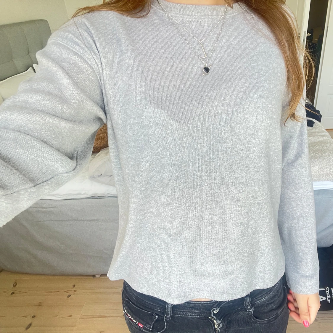 Ljusgrå stickad tröja med rund hals - 2