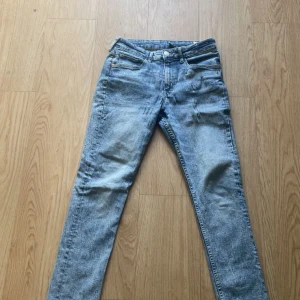 Ljusblå skinny jeans från H&M &Denim - Snygga ljusblå skinny jeans från H&M &Denim med klassisk femficksdesign och dragkedjegylf. Jeansen har en smal passform och är tillverkade i bomull med en touch av stretch för extra komfort. Perfekta till sneakers eller boots.