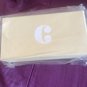 Ett par sprillans nya solbrillor i Gold Brown Stl One Size - Ett par nya Corlin EyeWear solglasögon i färgen Gold Brown. One Size. Sköna för sommaren och riktigt heta.