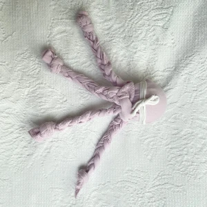 Hundleksak- Liten Bläckis - In Stock: 10x                                                                     Hundleksak perfekt för mindre hundar som fortfarande gillar att leka dragkamp eller bara vill ha en liten kompis med sig💕.                                      Obs! Färg och mönster kommer skilja, Skriv provat om du vill själv välja ut färg/mönster