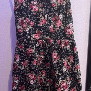 Söt klänning - Supersöt sommarklänning från Fröken Söt. Ingen storlek står men jag skulle säga att den passar XS/S. Observera att axelbanden är trasiga och inte går att justera! Man kan laga det enkelt på flera olika sätt men det krävs lite extra tid och kärlek. I övrigt är klänningen i jättefint skick. 🌸